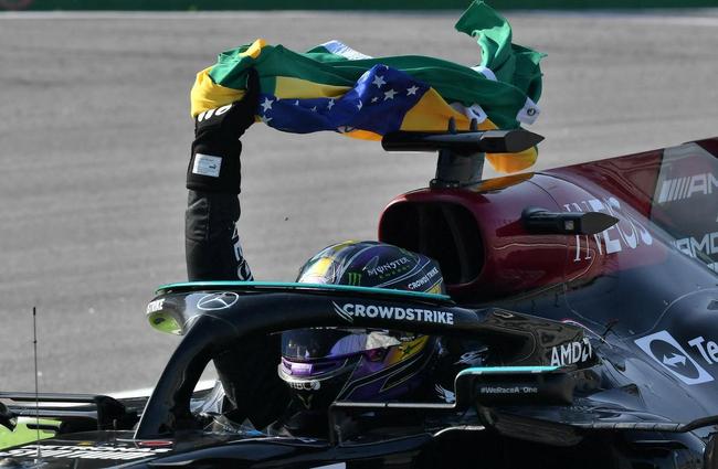 Lewis Hamilton vence GP de São Paulo de Fórmula 1 e repete gesto de Ayrton Senna ao carregar bandeira do Brasil na pista e no pódio