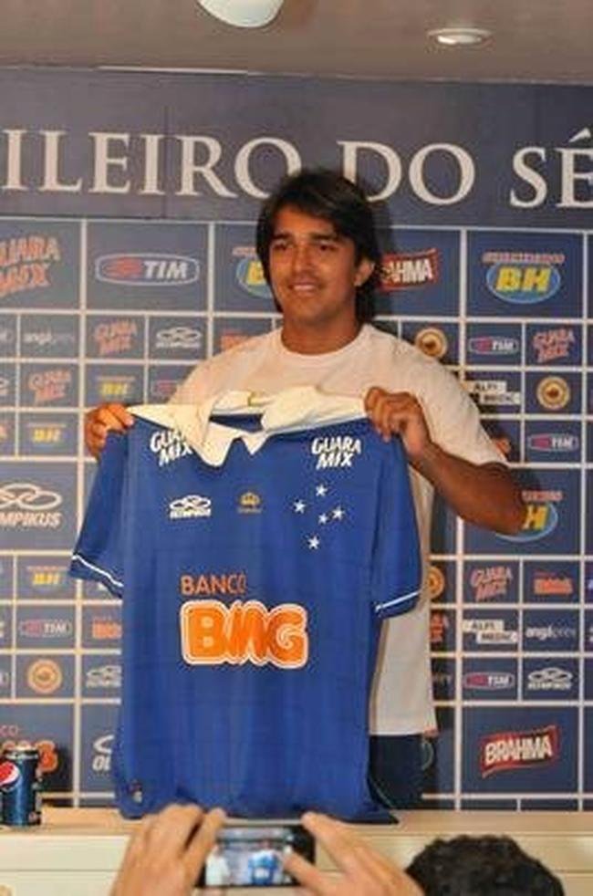 Imagens da apresentao do atacante Marcelo Moreno na Toca da Raposa II