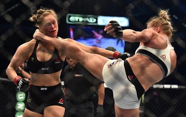 Ronda Rousey  nocauteada por Holly holm no segundo round e perde cinturo do peso galo feminino do UFC, na luta principal em Melbourne