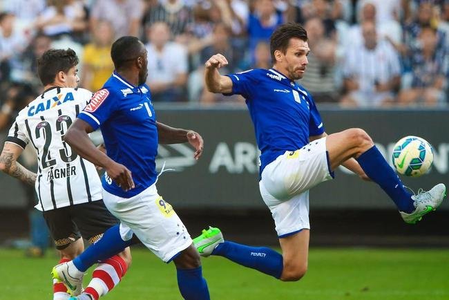 Com gols de Vagner Love (2) e Jadson, Corinthians venceu Cruzeiro por 3 a 0 neste domingo, na Arena Itaquero, em So Paulo