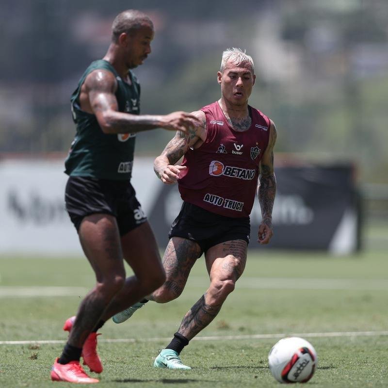 Com seriedade, mas tambm descontrao, o Atltico treinou sob sol forte na manh desta sexta-feira (21), na Cidade do Galo, em Vespasiano. Este foi o quinto dia de pr-temporada para o clube mineiro em 2022, sob o comando do tcnico argentino Antonio 'El Turco' Mohamed. Novas baixas, o volante Allan e o atacante Keno testaram positivo para COVID-19 e no participaram das atividades (ambos cumprem perodo de sete dias de isolamento social).