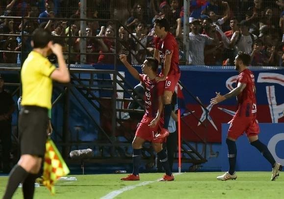 Fotos do duelo entre Cerro Porteño e Atlético, em Assunção, pela Copa Libertadores
