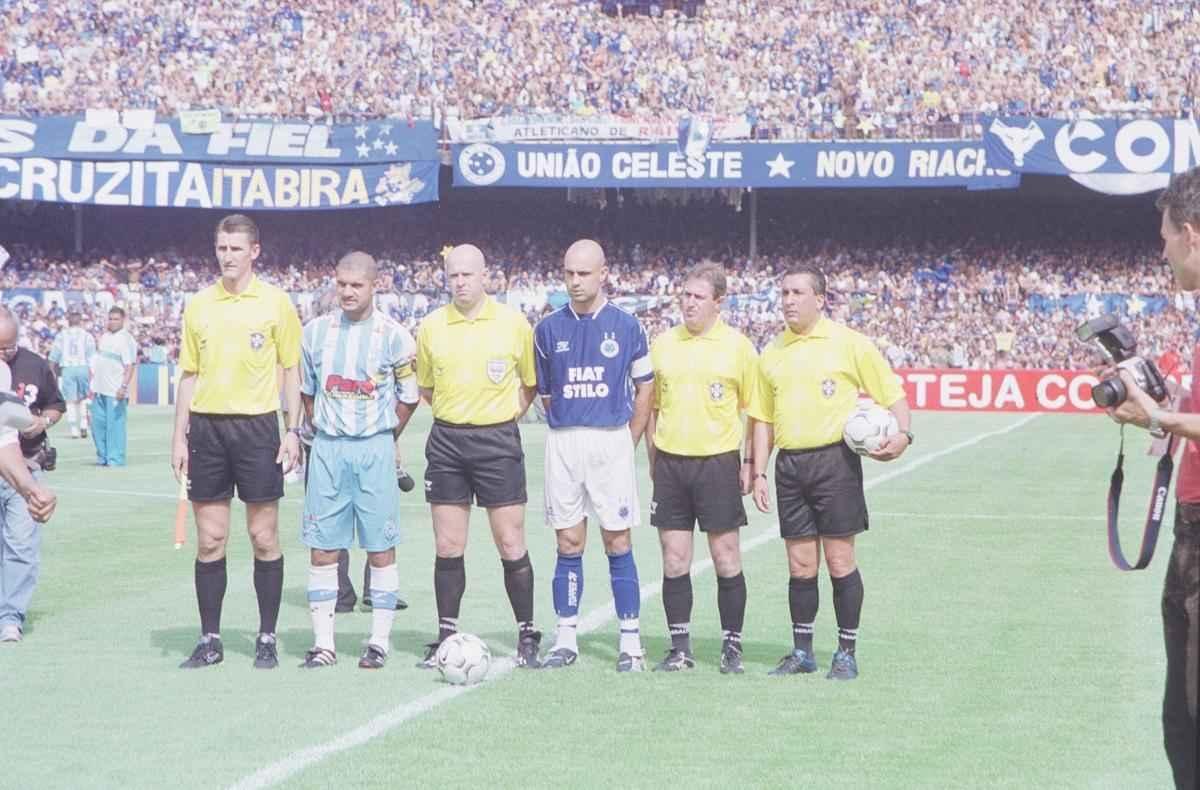 Em 30 de novembro de 2003, Cruzeiro derrotou o Paysandu por 2 a 1, no Mineiro, pela 44 rodada, e confirmou o ttulo brasileiro de forma antecipada. Zinho, no primeiro tempo, e Mota, no segundo, marcaram os gols celestes. Aldrovani descontou para o Papo. Depois do apito final, uma grande festa tomou conta do gramado e das arquibancadas. 