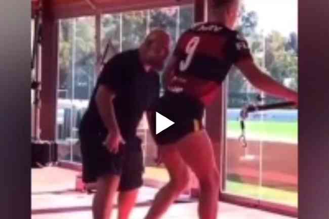Haaland apareceu em vdeo fazendo fisioterapia vestido com a camisa do Flamengo