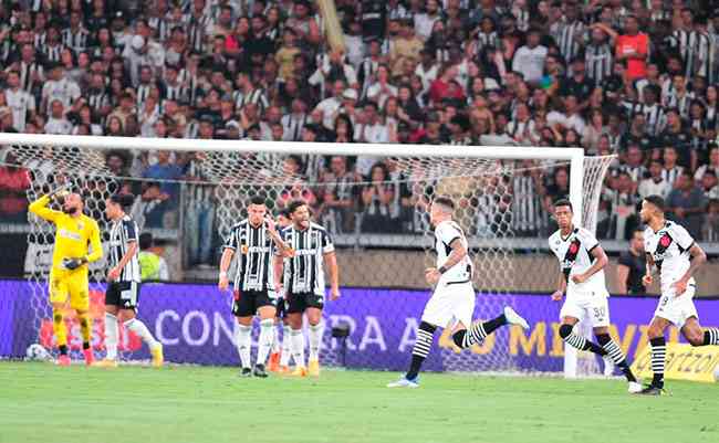 O Vasco marcou dois gols nos dez primeiros minutos e venceu a partida contra o Atltico por 2 a 1