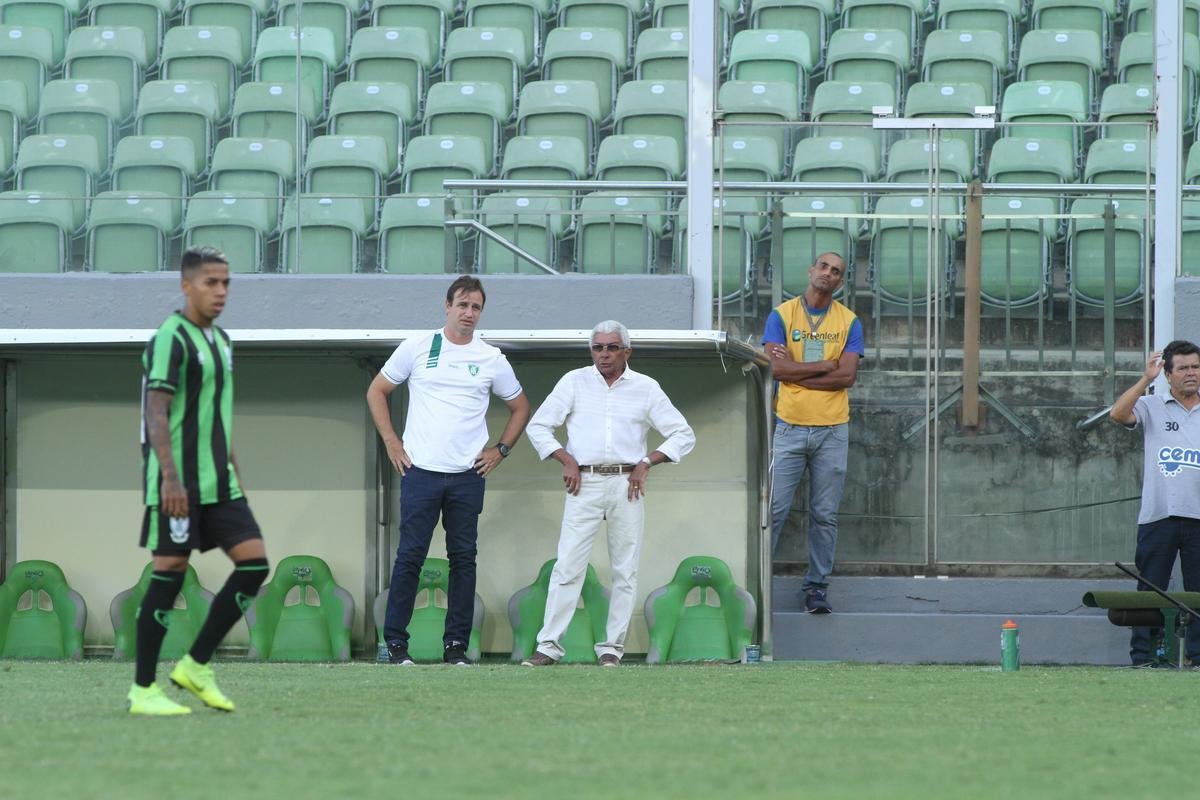 Lances da partida entre Amrica e Tupi. Coelho venceu no Independncia por 5 a 0