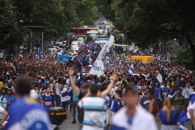 Depois de vencer o Vitria por 3 a 1 no Barrado, em Salvador, na noite de 13 de novembro de 2013, e confirmar o tricampeonato brasileiro, o Cruzeiro desembarcou em Confins numa quinta-feira e foi recebido por milhares de pessoas nas ruas de Belo Horizonte. O elenco desfilou em carro pela Avenida Antnio Carlos, pela Avenida Afonso Pena, no Centro, e foi em direo  sede do Barro Preto. Esta, sem dvida, foi a festa que envolveu o maior nmero de pessoas na capital mineira.