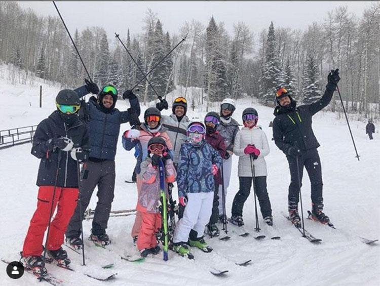 Volante Henrique, zagueiro Leo e goleiro Fbio com suas famlias na estao de esqui de Beaver Creek Mountain, nos Estados Unidos