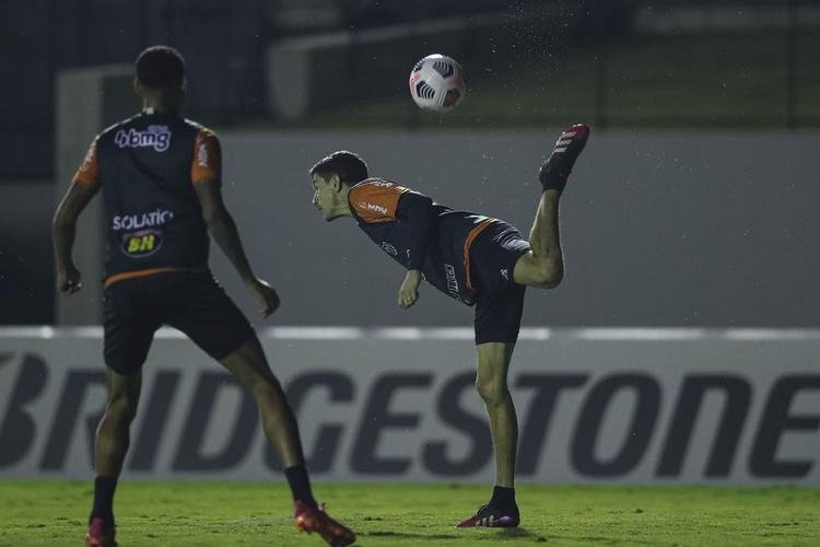 Tcnico Cuca comandou atividade do Atltico no CT da Conmebol no Paraguai 