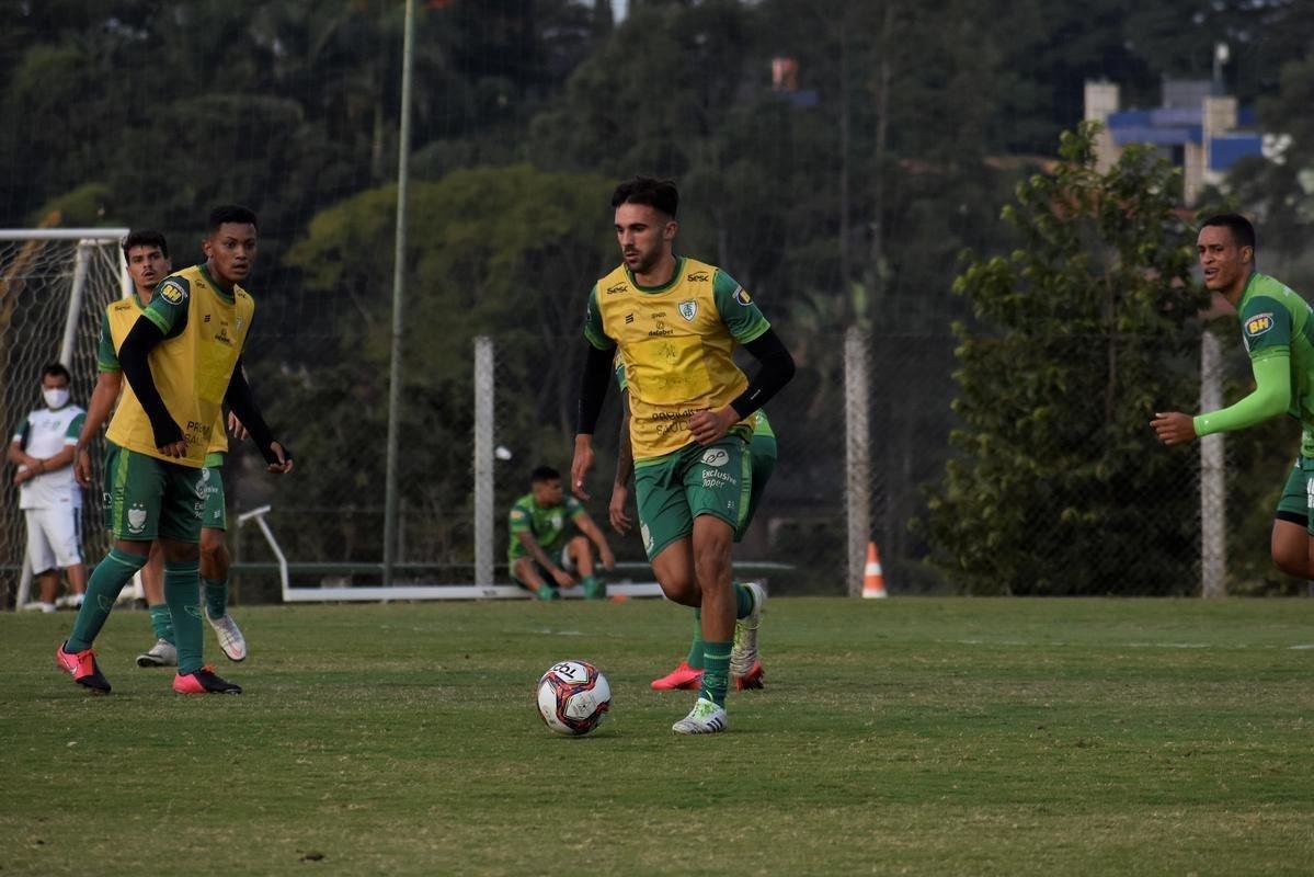 O Amrica segue em preparao para a deciso do Campeonato Mineiro, contra o Atltico. No prximo sbado (22), s 16h30, os rivais se enfrentaro no Mineiro, em Belo Horizonte. Para ser campeo estadual pela 17 vez, o Coelho precisar vencer o confronto. Isso porque a primeira partida terminou empatada em 0 a 0, e o Atltico possui a vantagem de jogar por um novo empate.
