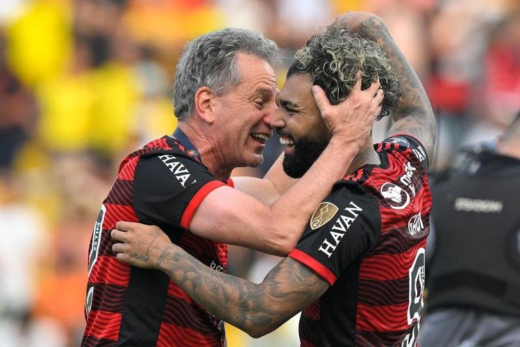 Flamengo ergue a taa de tricampeo da Copa Libertadores. Na final, venceu o Athletico por 1 a 0, em Guayaquil, com gol de Gabigol