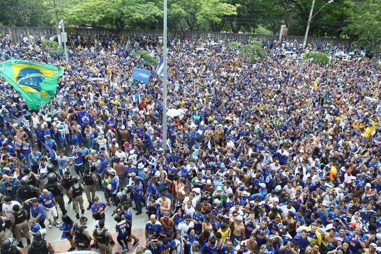 Antes do jogo com o Fluminense, em 7 de dezembro de 2014, jogadores do Cruzeiro desfilaram em carro aberto entre a Toca da Raposa II e o Mineiro, onde receberiam a taa de tetracampeo brasileiro. Uma multido azul tomou conta da Pampulha e festejou o quarto ttulo da Srie A. No jogo das faixas, a Raposa venceu o Tricolor por 2 a 1.