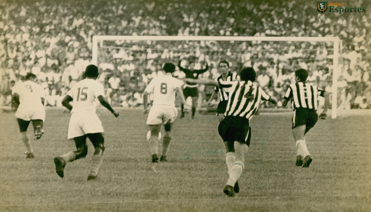 07/03/1967 - Lance do jogo de futebol entre Atlético e Cruzeiro