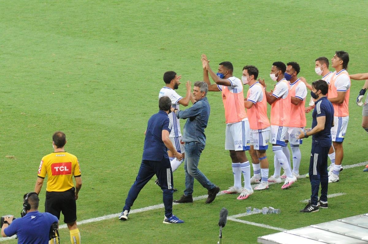 Fotos da comemorao de Filipe Machado aps o gol de falta