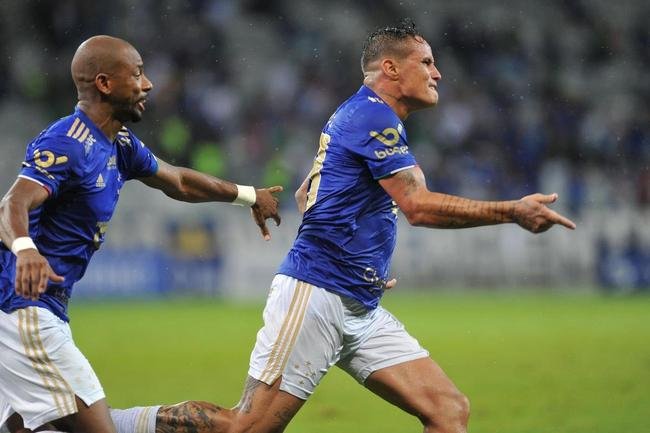 Atacante Edu, do Cruzeiro, vai  loucura ao marcar o gol da vitria sobre o Democrata-GV, no Mineiro, no ltimo minuto da partida pela quinta rodada do Mineiro