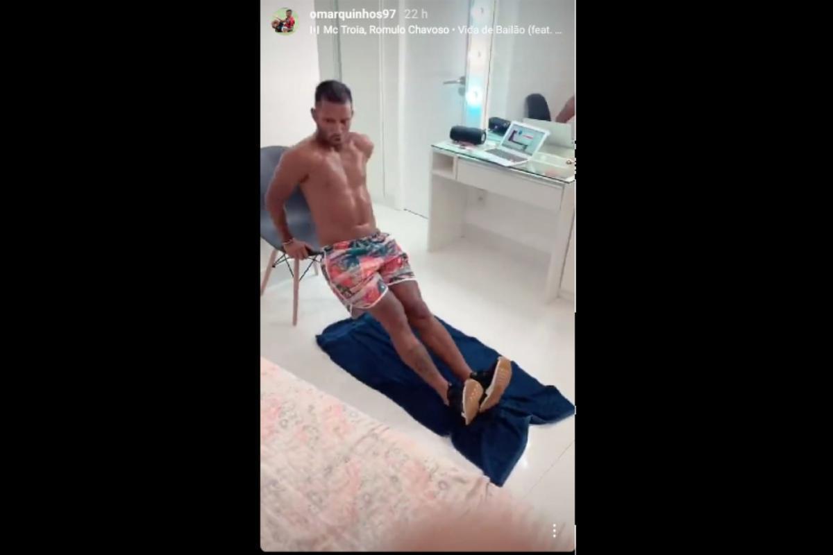Assim como Willian, o atacante Marquinhos também precisou improvisar em treino na sala de casa
