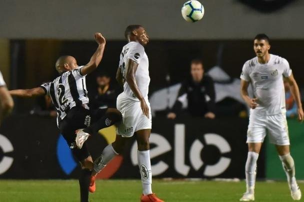 Atlético derrotou Santos por 2 a 1, de virada, com gols de Chará, e avançou às quartas de final da Copa do Brasil