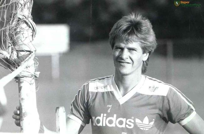 Volante Ademir, dolo da torcida cruzeirense, durante treino na Toca em 1988