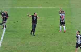 Após a vitória do Atlético sobre o Fluminense, por 2 a 1, no Mineirão, os jogadores, o técnico Cuca, a comissão técnica, o gerente e ex-goleiro Victor e torcedores fizeram muita festa com a proximidade do título brasileiro