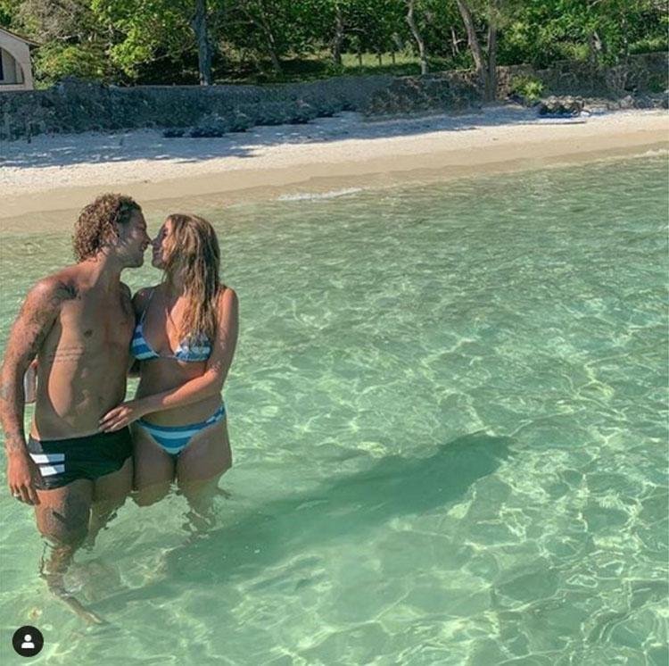 O lateral-direito Guga, recm-contratado ao Ava, curte praia que mais parece uma piscina