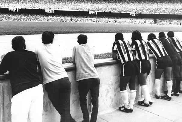Imagens da vitria do Atltico sobre o So Paulo, por 1 a 0, no Mineiro, pelo triangular final do Brasileiro de 1971. Tel Santana, dirigentes e reservas observam a partida do banco de reservas
