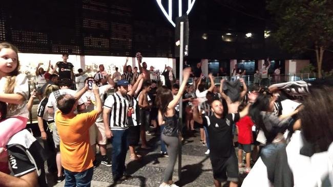 Fotos da festa e do buzinao da torcida do Atltico em frente  sede do clube, no bairro de Lourdes, em BH. Centenas de pessoas foram ao local para festejar, de forma antecipada, o ttulo brasileiro de 2021