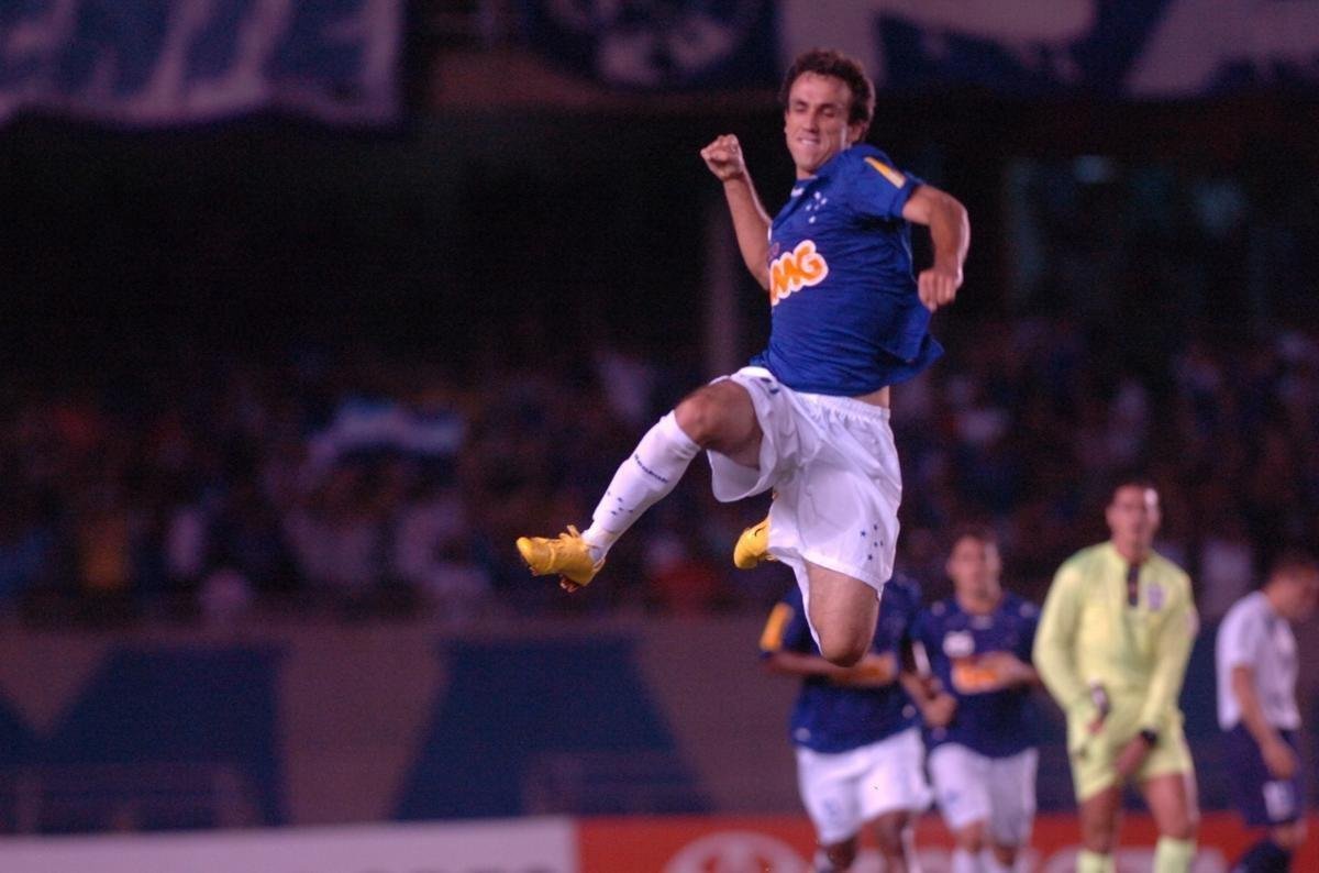 Thiago Ribeiro (atacante): encerrou a Libertadores de 2010 como artilheiro geral, com oito gols, e chegou a 23 em toda a temporada. De certa forma, o nmero foi surpreendente, j que Thiago havia feito apenas 13 gols em seus dois primeiros anos de clube, em 2008 e 2009.