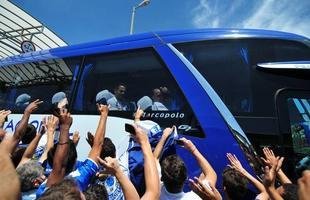 Torcida faz festa em aeroporto para receber o tricampe�o Brasileiro