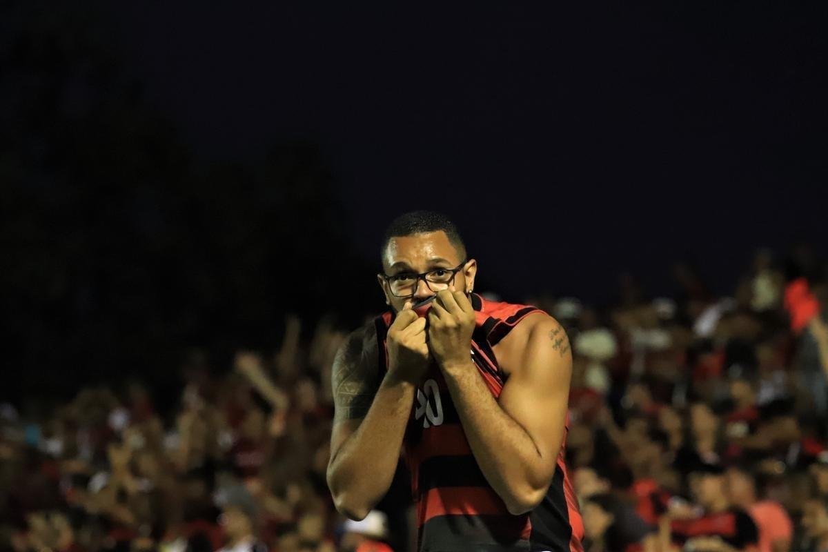 Vitória derrotou Atlético por 1 a 0, no Barradão, com gol de Léo Ceará