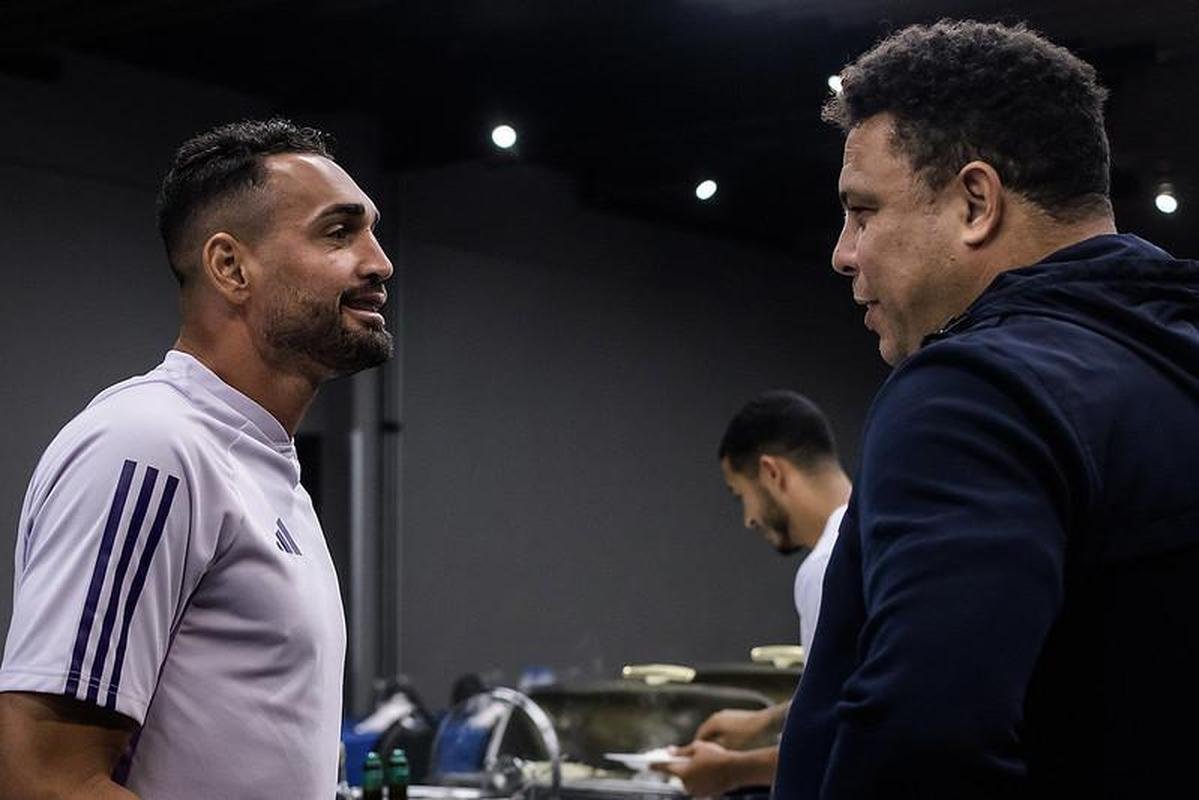 Ronaldo conheceu tcnico Pepa e cumprimentou jogadores do Cruzeiro na vspera do jogo contra o Corinthians, em So Paulo, pelo Campeonato Brasileiro 