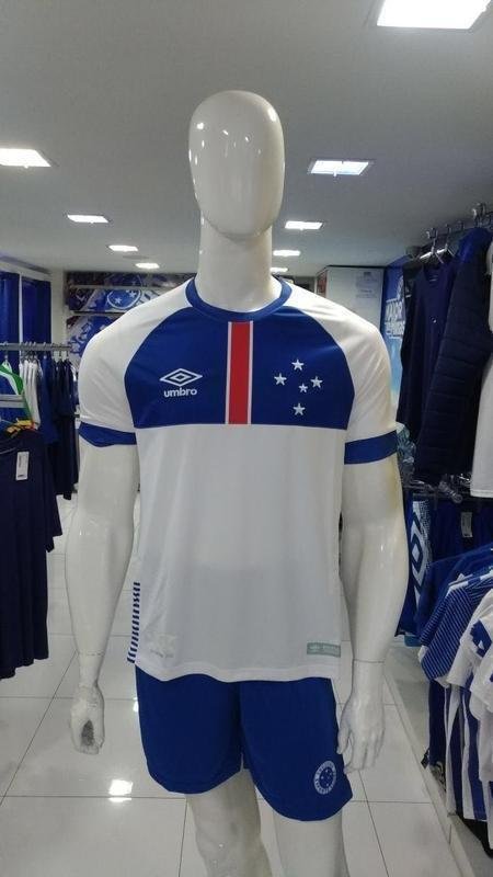 Camisa em homenagem  seleo da Islndia tem detalhes em azul e uma faixa vermelha no peito