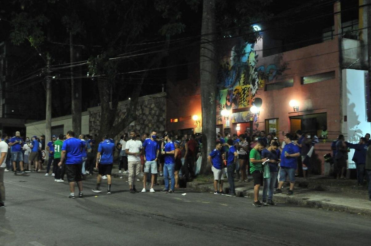 Torcida do Cruzeiro voltou ao Mineiro aps meses de ausncia devido  pandemia. Houve grandes filas devido  desorganizao do clube, que demorou a enviar funcionrios aos portes para fazer a conferncia dos exames de COVID-19. Na Alameda das Palmeiras, muitos cruzeirenses se aglomeraram e no usaram mscara prximo ao Bar do Peixe.