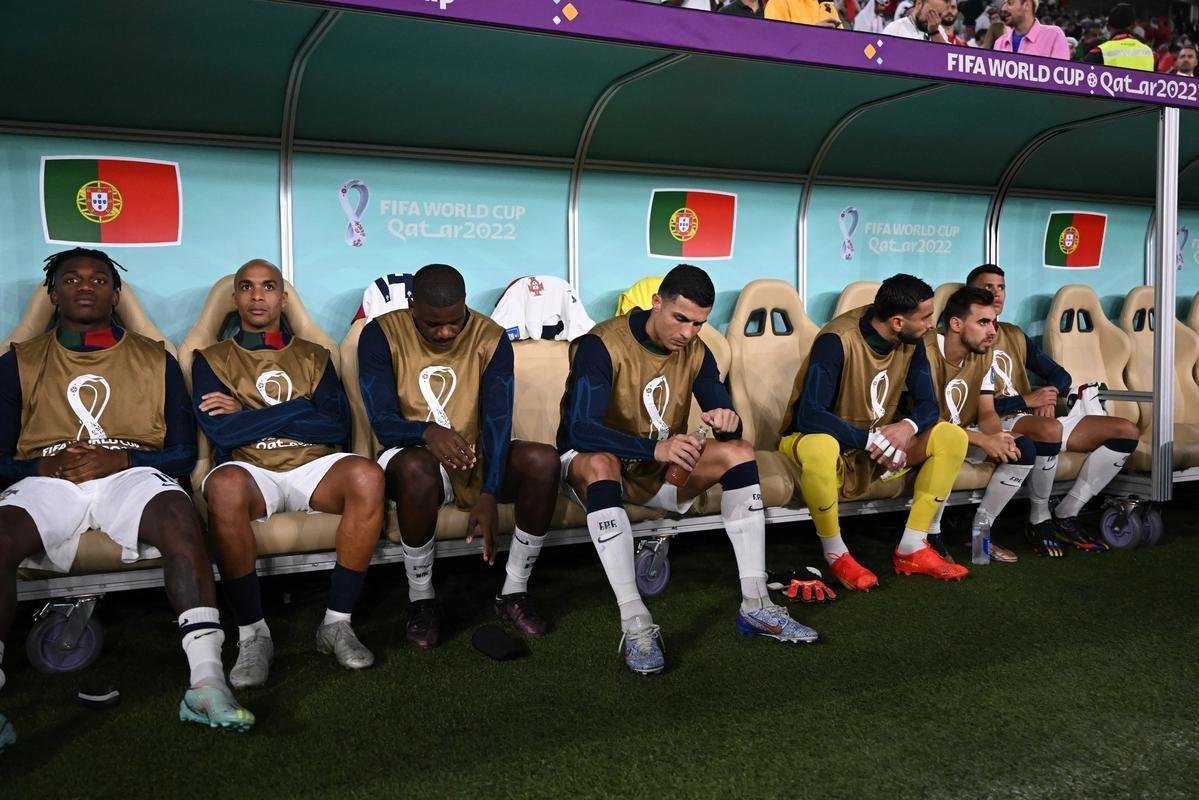 Cristiano Ronaldo comeou novamente no banco de reservas no duelo de Portugal contra Marrocos pelas quartas de final da Copa do Mundo. Batalho de fotgrafos registrou astro na condio de suplente