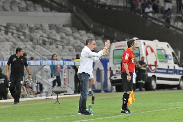 Veja as reaes do tcnico Paulo Bento na estreia pelo Cruzeiro, no duelo contra o Figueirense
