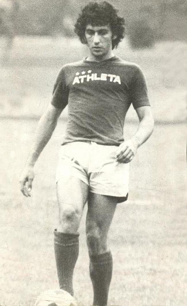 13- Nelinho - 105 gols em 411 jogos (1973 a 1982)
