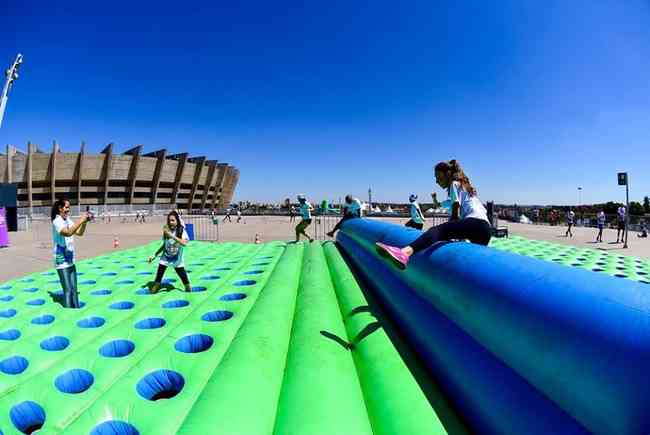 A SUPER CORRIDA DE OBSTÁCULOS DOS BONECOS DE MASSA!! (Jogos de