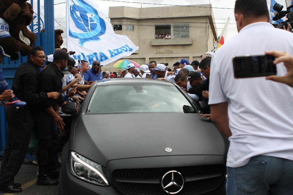 Torcedores do Cruzeiro foram  porta da Toca II apoiar os jogadores na vspera do jogo com o Flamengo