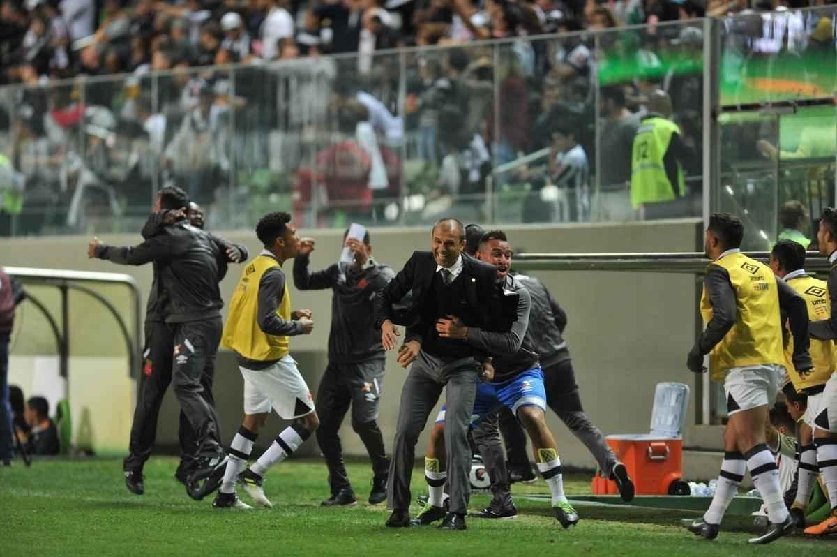 Imagens da partida entre Atltico e Vasco, no Independncia 