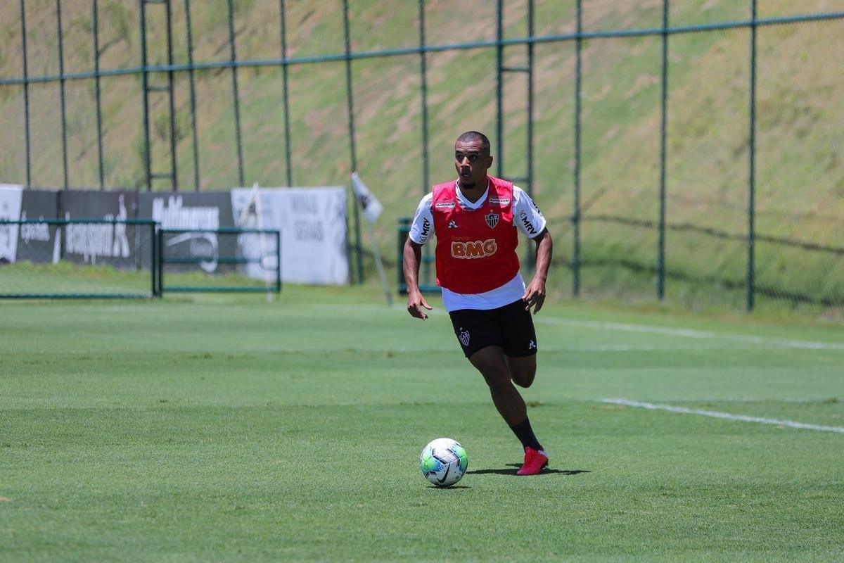 Atlético divulga fotos do novo uniforme de treino