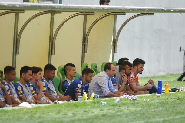 Jogadores do Cruzeiro e tcnico Rogrio Ceni deixaram campo do Independncia muito abatidos depois de derrota por 4 a 1 para o Grmio, pela 18 rodada do Campeonato Brasileiro. Torcida xingou diretoria, em especial o vice-presidente de futebol, Itair Machado