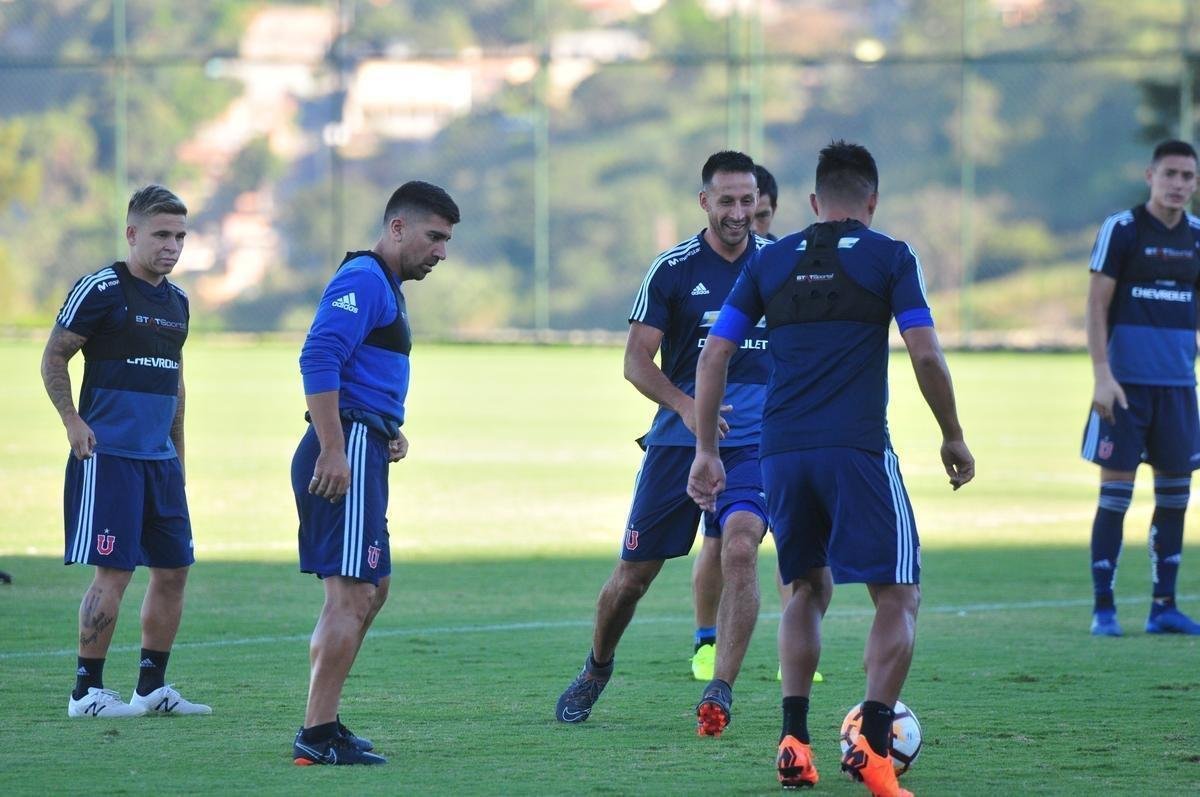 Elenco da Universidad de Chile treinou nesta tera-feira  tarde na Cidade do Galo, em Vespasiano. Time chileno se prepara para enfrentar o Cruzeiro na quinta, s 19h15, no Mineiro, pela Copa Libertadores. Tcnico Angel Guillermo Hoyos ter retornos do zagueiro Jara e do lateral-esquerdo Beausejour