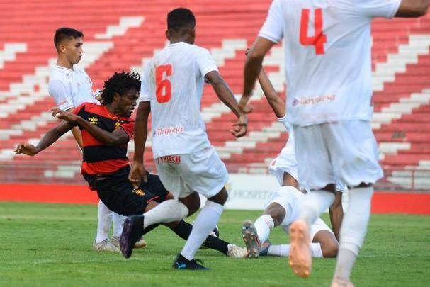 Aps um 2 a 2 no tempo normal, Tlio defendeu o pnalti de Carlo e ajudou o Sport a vencer a disputa na marca da cal por 5 a 4
