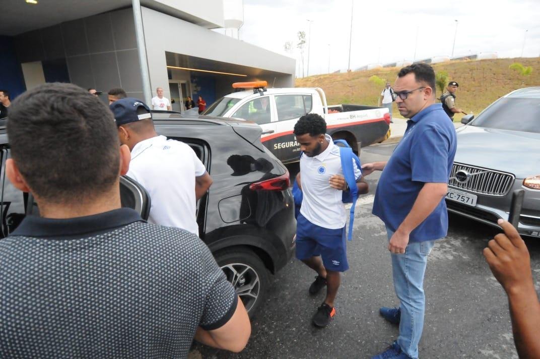 No desembarque do Cruzeiro em Confins, aps o jogo contra o Cear, tcnico Rogrio Ceni foi ovacionado por torcedores presentes no aeroporto. J o meia Thiago Neves, apontado como piv do atrito com o tcnico, foi criticado. Assim como treinador, goleiro Fbio foi ovacionado pelos cruzeirenses na chegada.