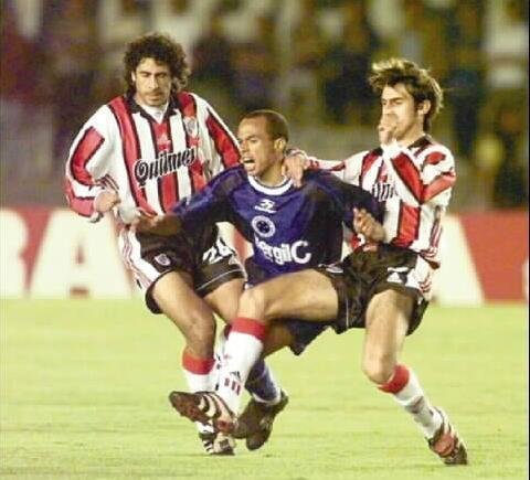 1998 - Recopa Sul-Americana - Cruzeiro foi campeo ao derrotar o River Plate na deciso (partidas foram disputadas somente em 1999 e valeram tambm para a Copa Mercosul daquele ano). Imagem da partida diante do River, no Monumental De Nez, pelo primeiro jogo da final.

