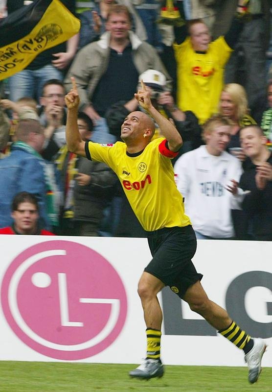 Fotos do ex-lateral-esquerdo Ded atuando por Atltico e Borussia Dortmund