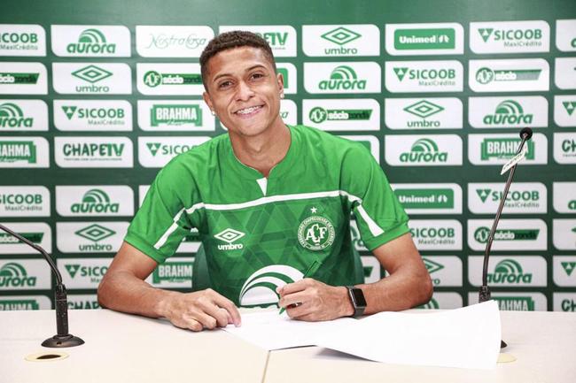 Rafael Santos -  a terceira opo para a lateral esquerda da Chapecoense, abaixo de Busanello e Alan Ruschel. Participou de apenas quatro partidas na Srie B do Campeonato Brasileiro, sendo duas como titular.