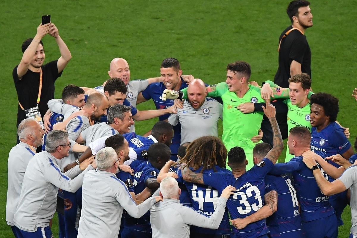 Com direito a um show de Hazard no segundo tempo, quando o craque belga marcou dois gols e ainda deu assistncia para Pedro balanar as redes, o Chelsea goleou o Arsenal por 4 a 1, nesta quarta-feira, no estdio Olmpico de Baku, no Azerbaijo, e conquistou o seu segundo ttulo da Liga Europa