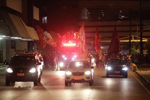 Jogadores, comissão técnica e diretoria do Náutico foram recebidos com festa no desembarque após a conquista do título da Série C do Campeonato Brasileiro, diante do Sampaio Corrêa. A delegação alvirrubra desembarcou em solo pernambucano pouco depois das 23h30 e seguiu em carro aberto para a sede do clube, no bairro dos Aflitos