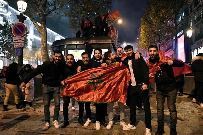 Torcedores marroquinos invadiram as ruas de Paris, na Frana, para festejar a classificao da seleo do Norte da frica s quartas de final da Copa do Mundo. Pas europeu tem grande colnia africana. Marrocos eliminou a Espanha e agora ter Portugal pela frente no Mundial do Catar