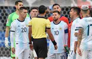 Medel deu peitadas em Messi durante primeiro tempo de Argentina e Chile, e ambos foram expulsos pelo rbitro paraguaio Mario Daz de Vivar. Torcida na Arena Corinthians vaiou a deciso do juiz.